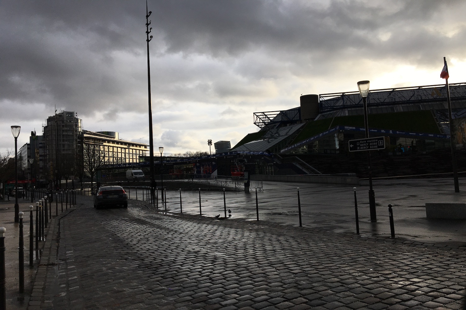 Pour se rendre à l’agence parisienne du Climat, notre envoyée spéciale pédale du 19e arrondissement jusqu’au quartier de Bercy où se trouve le palais omnisport © Globe Reporters