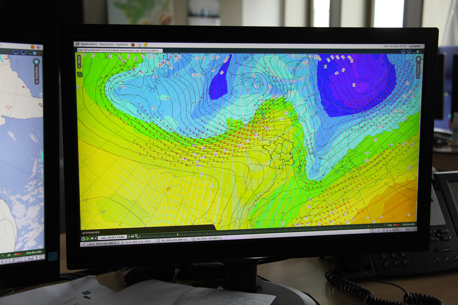 Les lignes de cette carte représentent les mesures de températures de l’air. Il n’y a pas de thermomètres dans le ciel. Les prévisionnistes déduisent la température à partir de la pression atmosphérique. © Globe Reporters