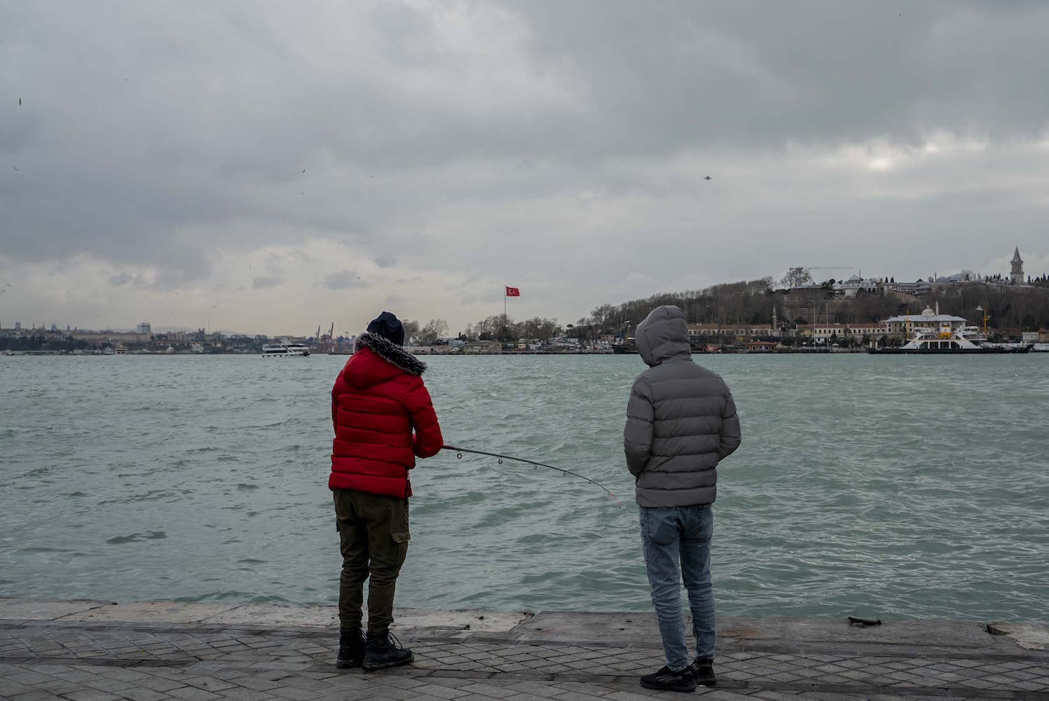 Il y a souvent des pêcheurs qui lancent leur ligne dans le Bosphore. Mais là, vu le froid, ils ne sont que deux courageux !  © Globe Reporters