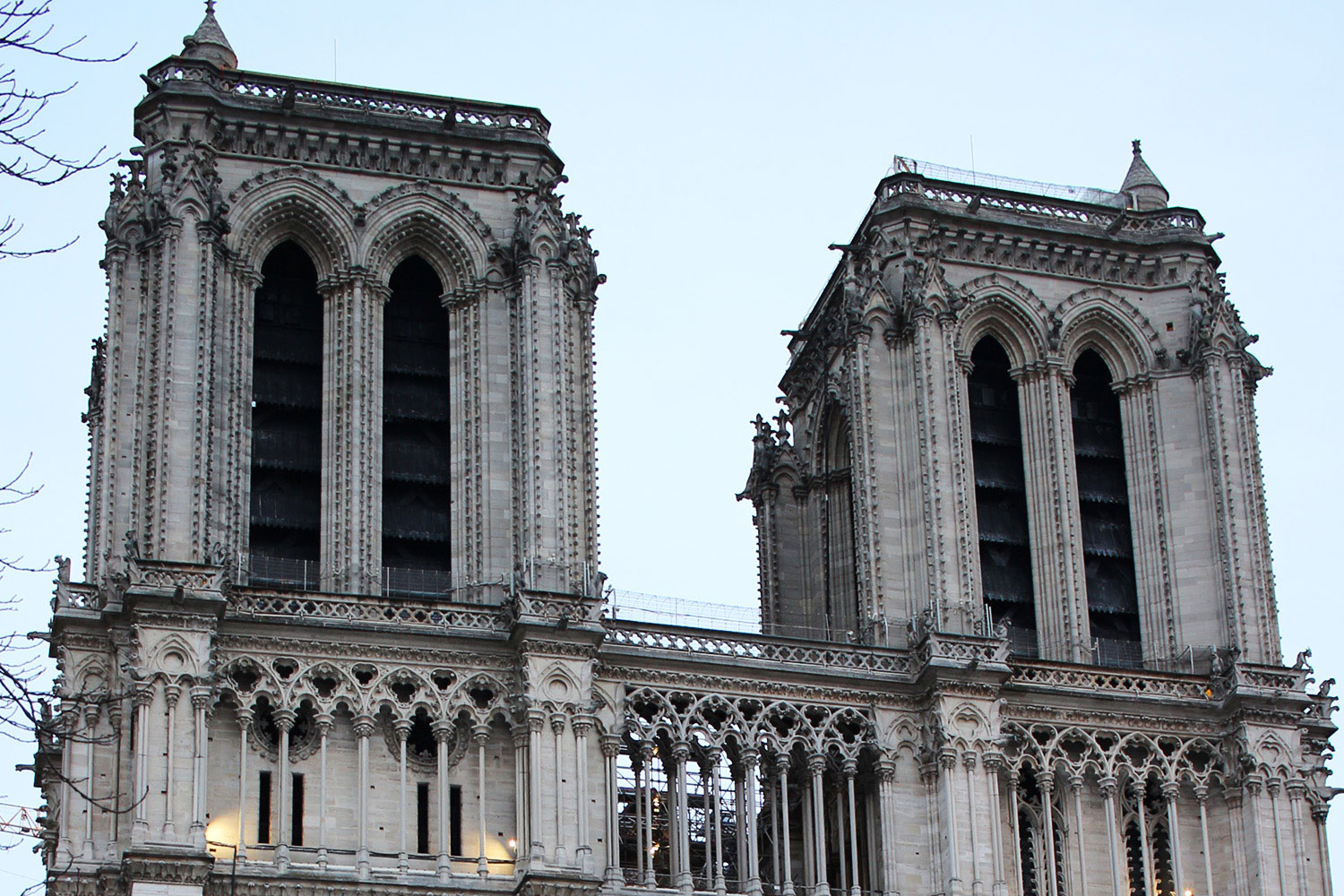 La construction de Notre-Dame de Paris a commencé en 1163. Son édification réalisée en l’honneur de la Vierge Marie dure plus de 200 ans. Depuis cette époque, sa façade n’a que très peu changé © Globe Reporters