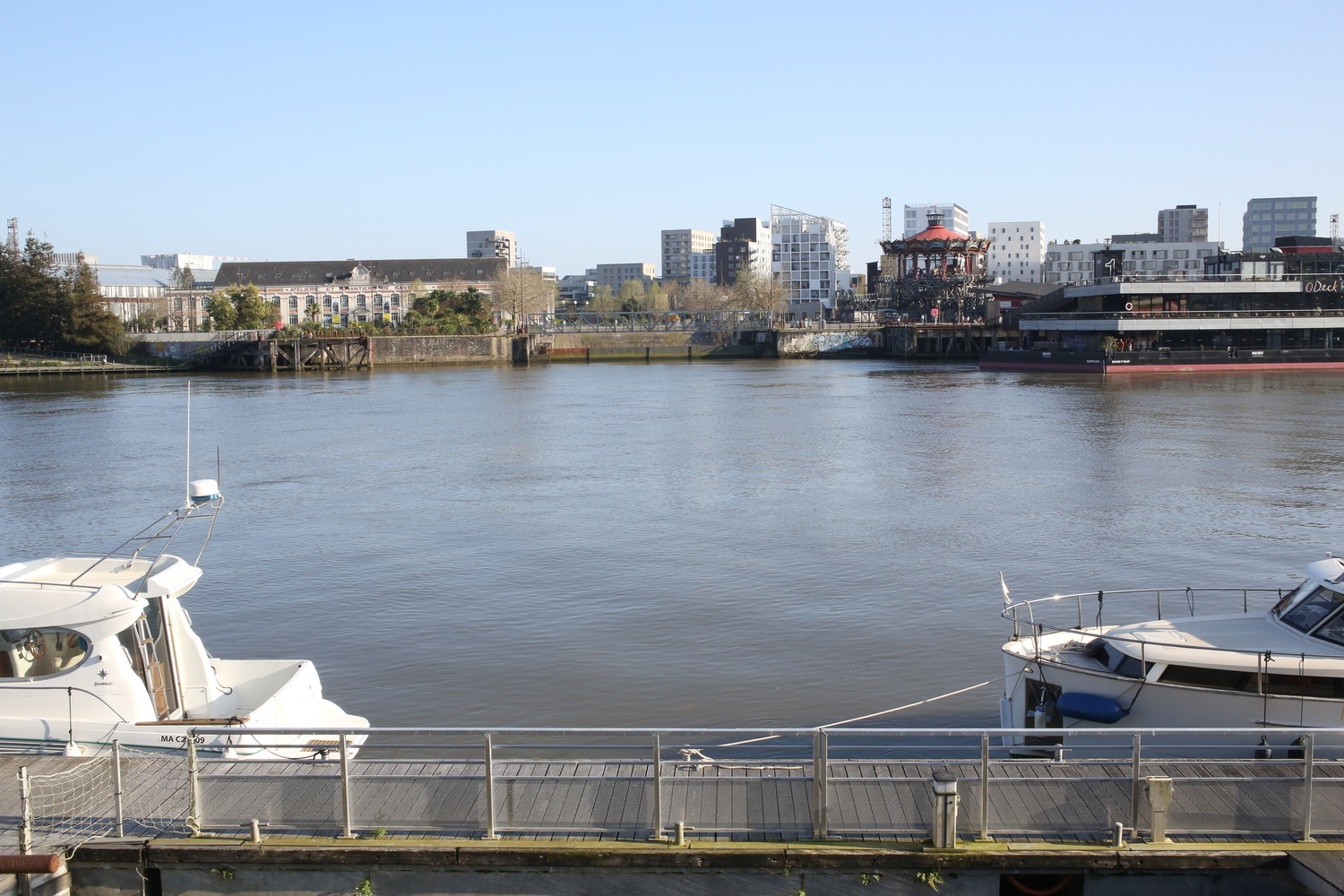 Les bords de la Loire depuis l’arrêt Chantiers navals. En face, l’île de Nantes, où se situaient les chantiers navals. On y aperçoit le Carrousel des Machînes de l’île © Globe Reporters
