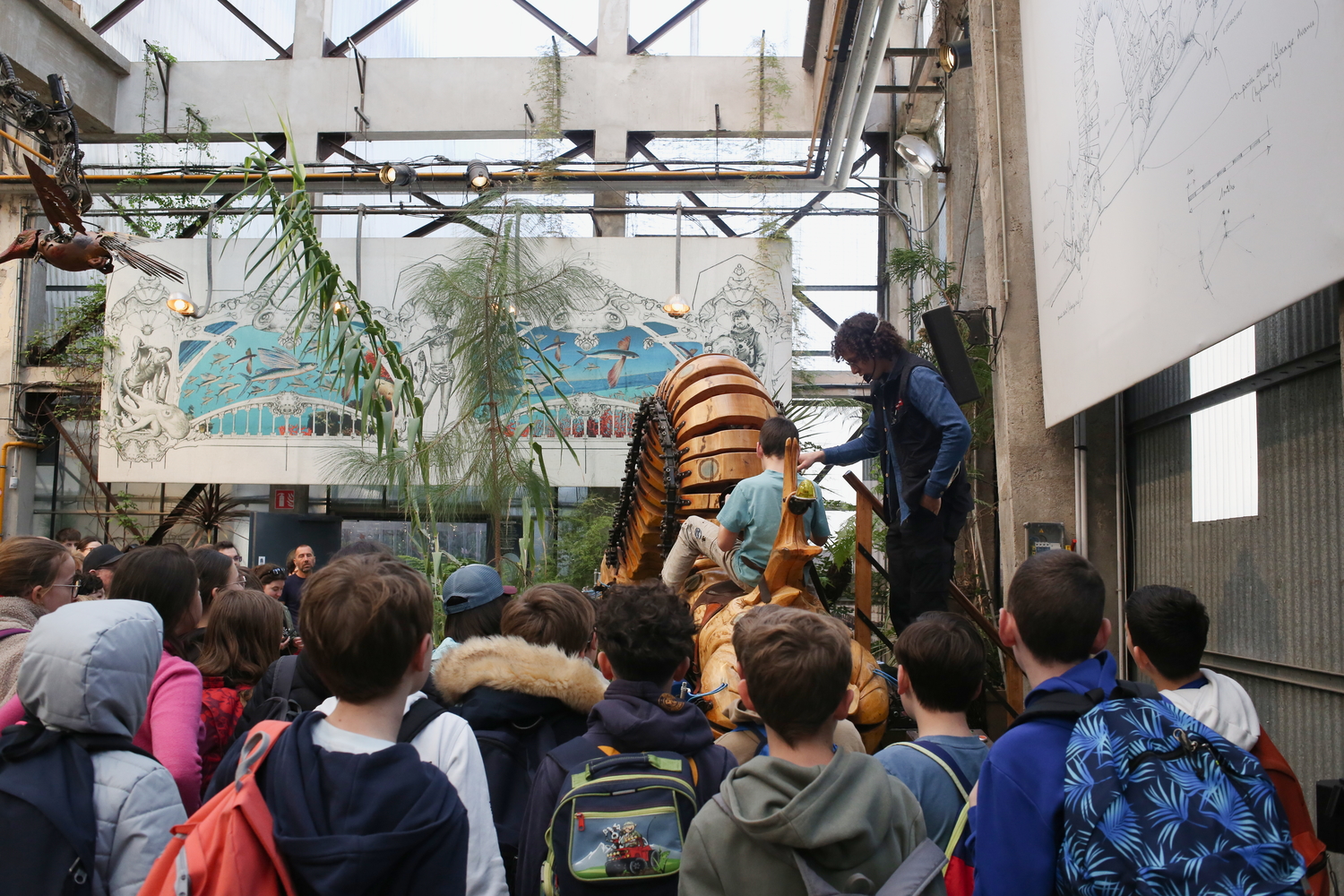 Les visiteurs peuvent essayer certaines Machines. Ici, une chenille © Globe Reporters