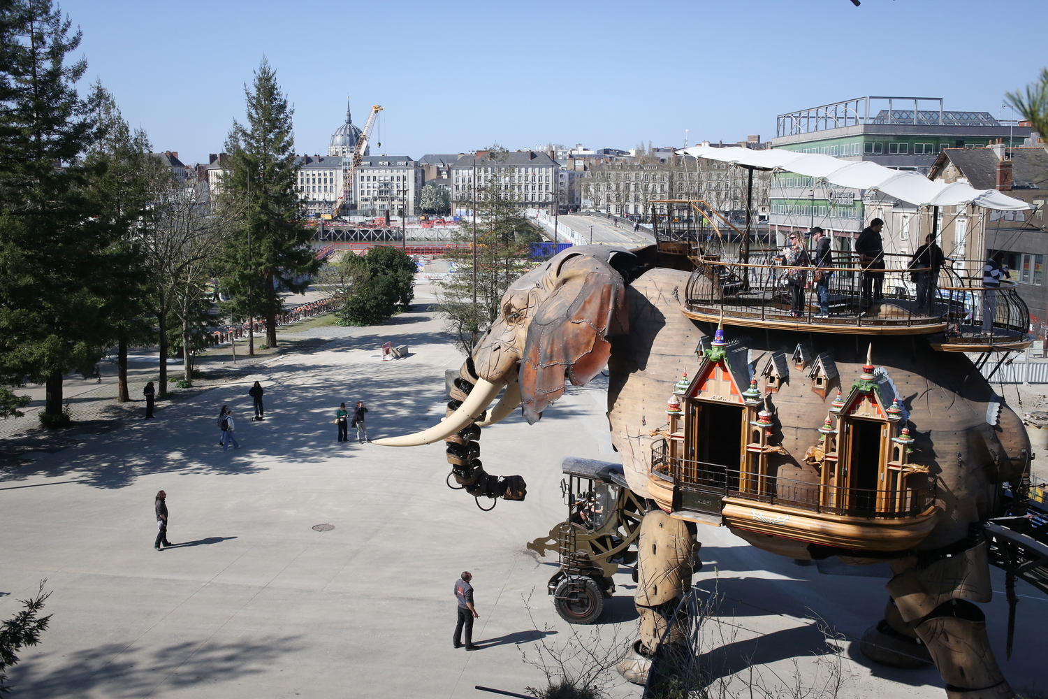 Vue depuis la branche prototype, l’éléphant géant se balade sur l’île de Nantes © Globe Reporters