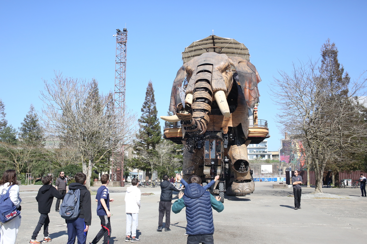 L’éléphant géant se balade. Il peut arroser les visiteurs avec sa trompe ! © Globe Reporters
