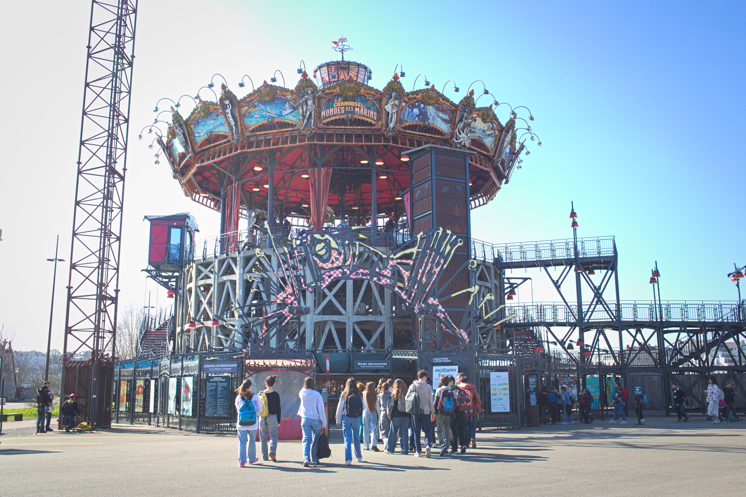 La Carrousel des mondes marins, un carrousel géant peuplé de Machines © Globe Reporters