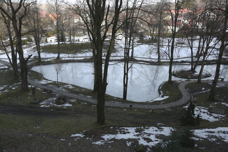 Lac dans la forêt autour du château