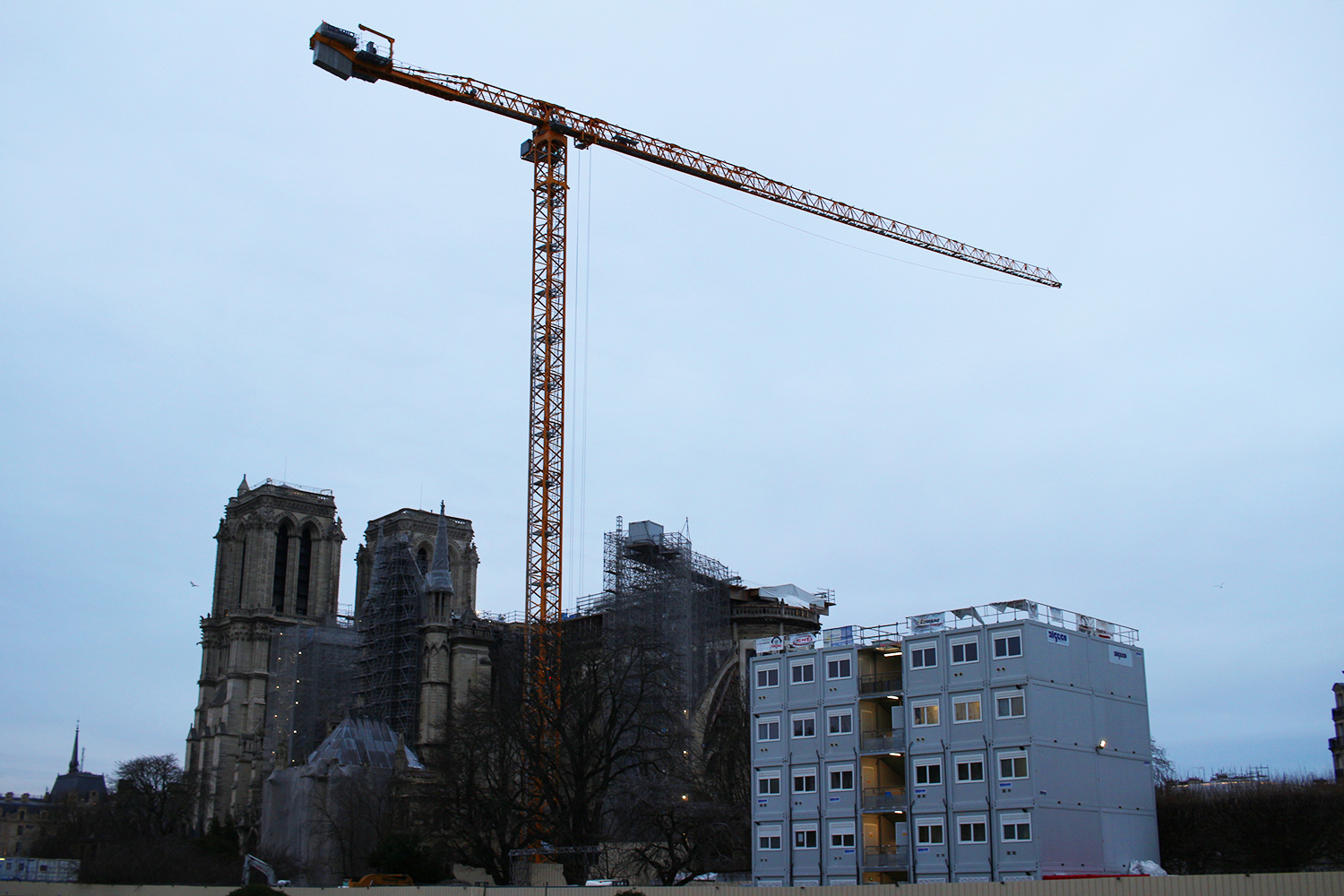 En avril 2019, un incendie ravage les toits de la cathédrale conduisant à l’effondrement de la célèbre flèche, construite par l’architecte Viollet-le-Duc, au 19ème siècle, lors de grands travaux de réaménagement. Depuis cet incendie, des travaux de rénovation sont entrepris pour réparer les dégâts © Globe Reporters