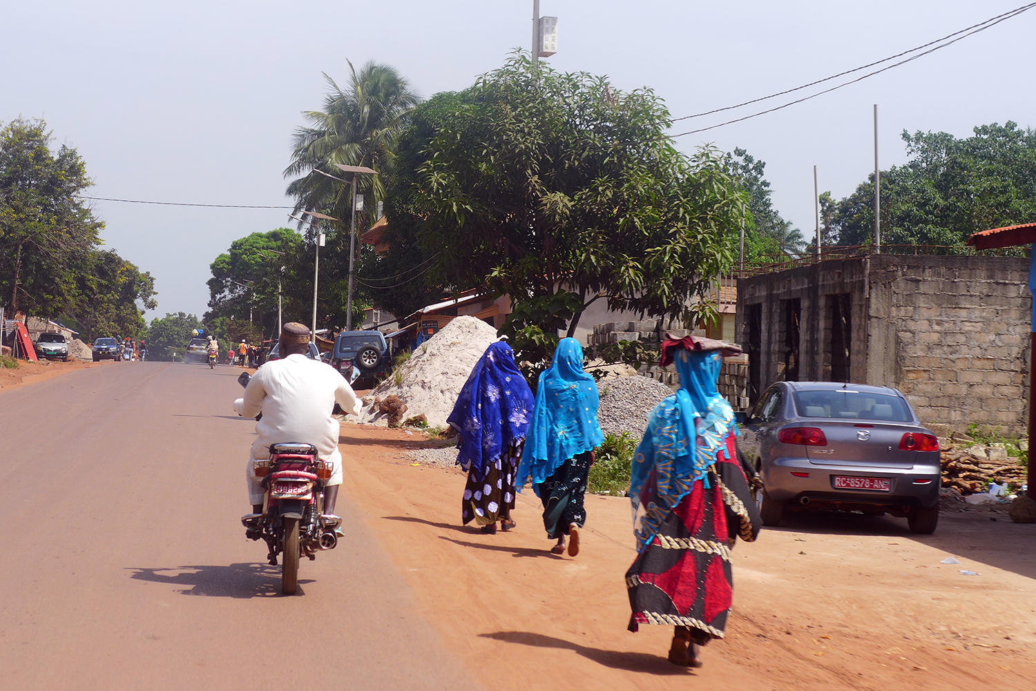 Nous suivons Issiaga KALABANE à moto en direction de ses champs.