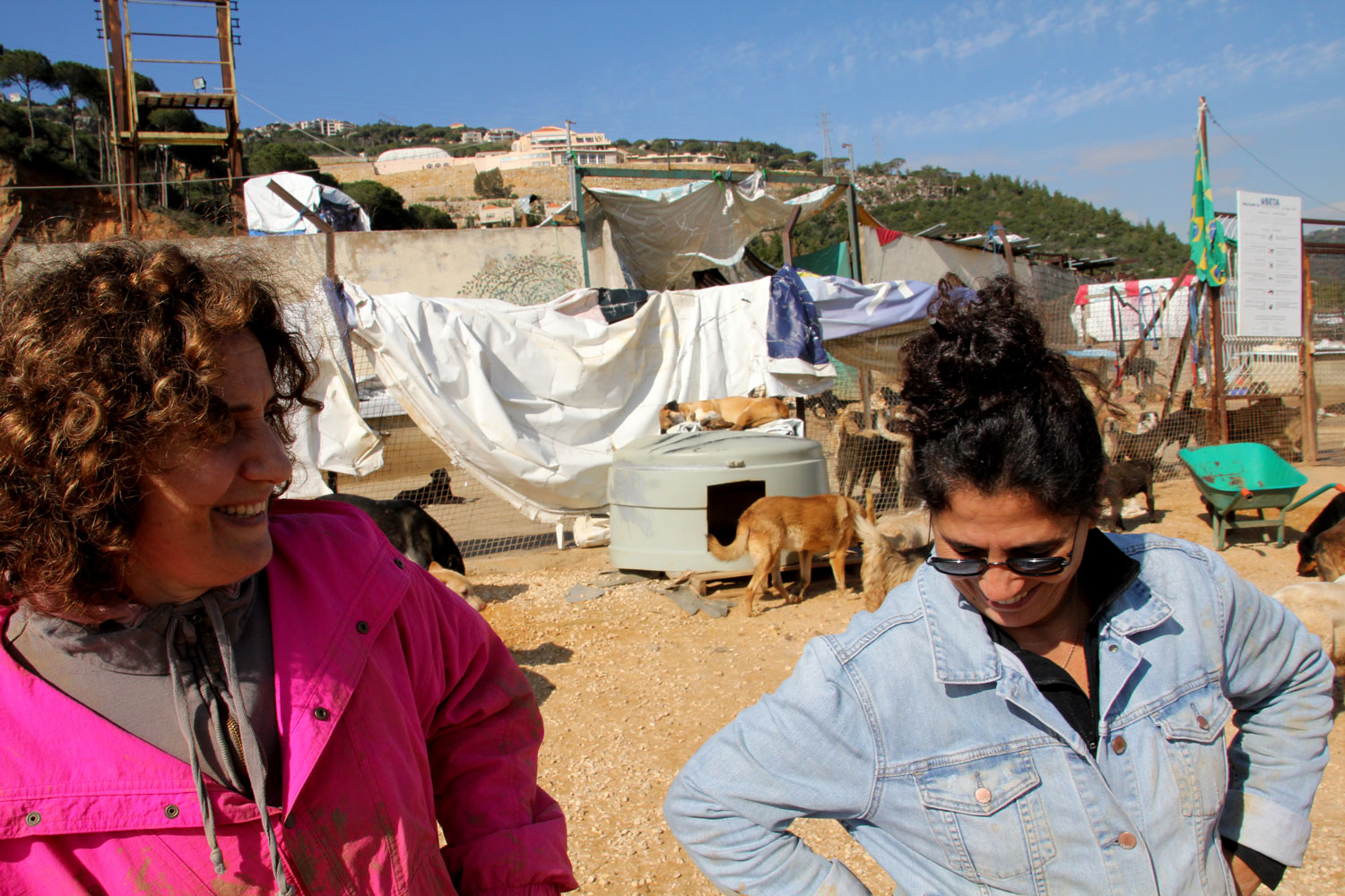 Malgré les difficultés, Zaina et Helena conservent le sourire.