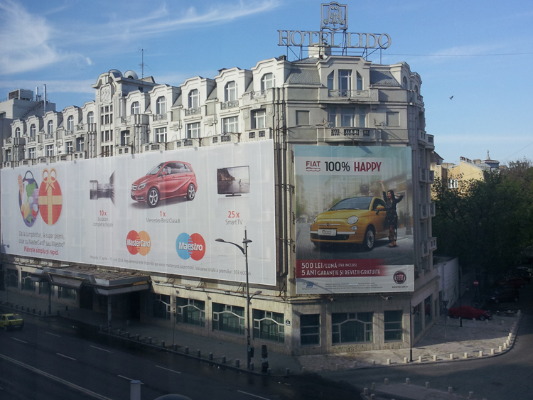 Immense publicité sur le boulevard Magheru