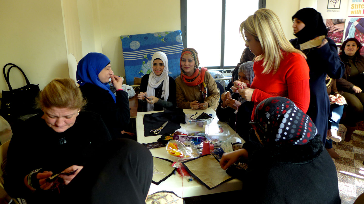 L’atelier de broderie organisé par l’ONG Basmeh et Zeitooneh