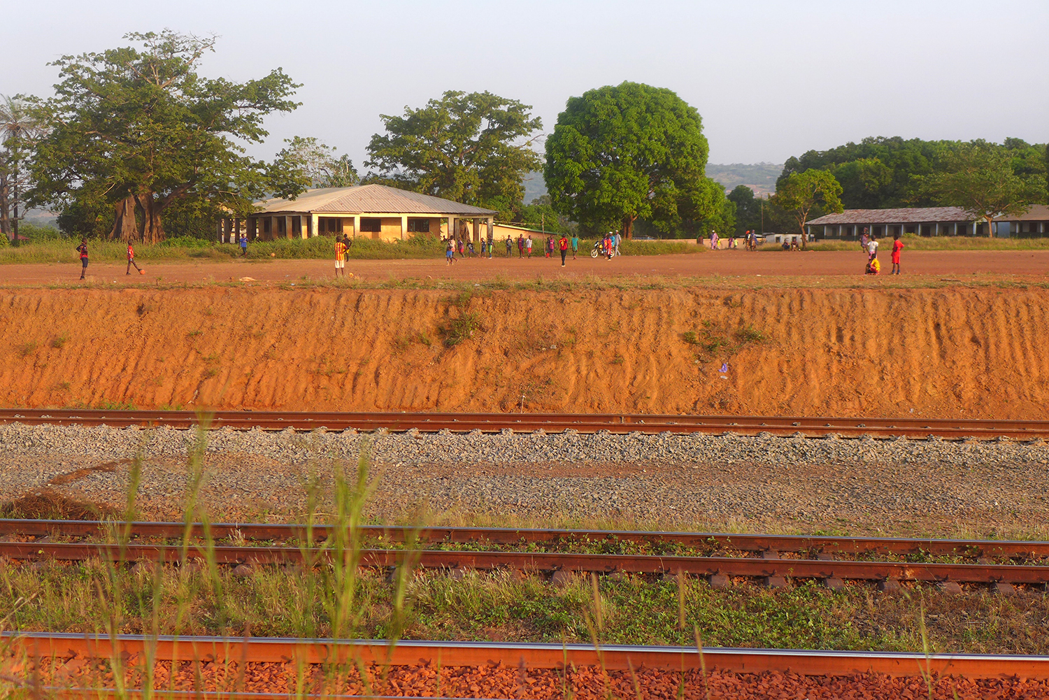 Le chemin de fer qui achemine le minerai de bauxite de son lieu d’extraction au port minéralier de Katougouma.