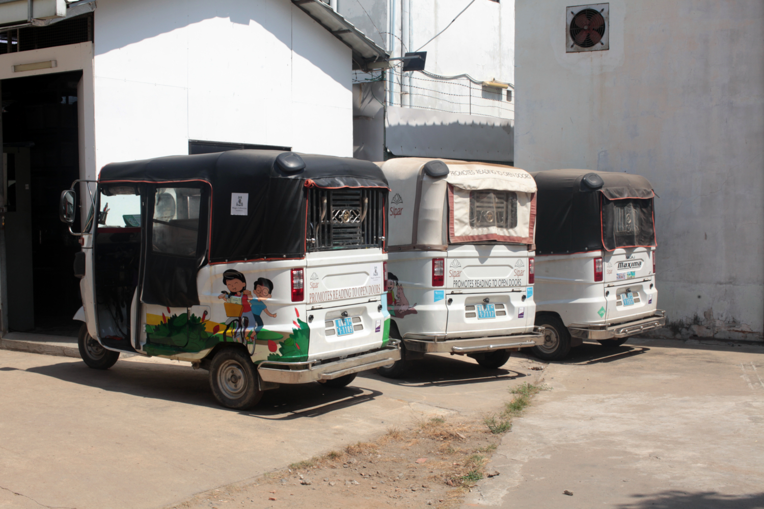 Les tuk-tuks bibliothèques de l’association pour accéder aux quartiers défavorisés © Globe Reporters