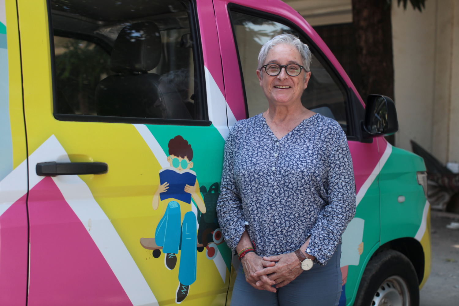 Béatrice MONTARIOL devant un des camions bibliothèques de l’association SIPAR © Globe Reporters