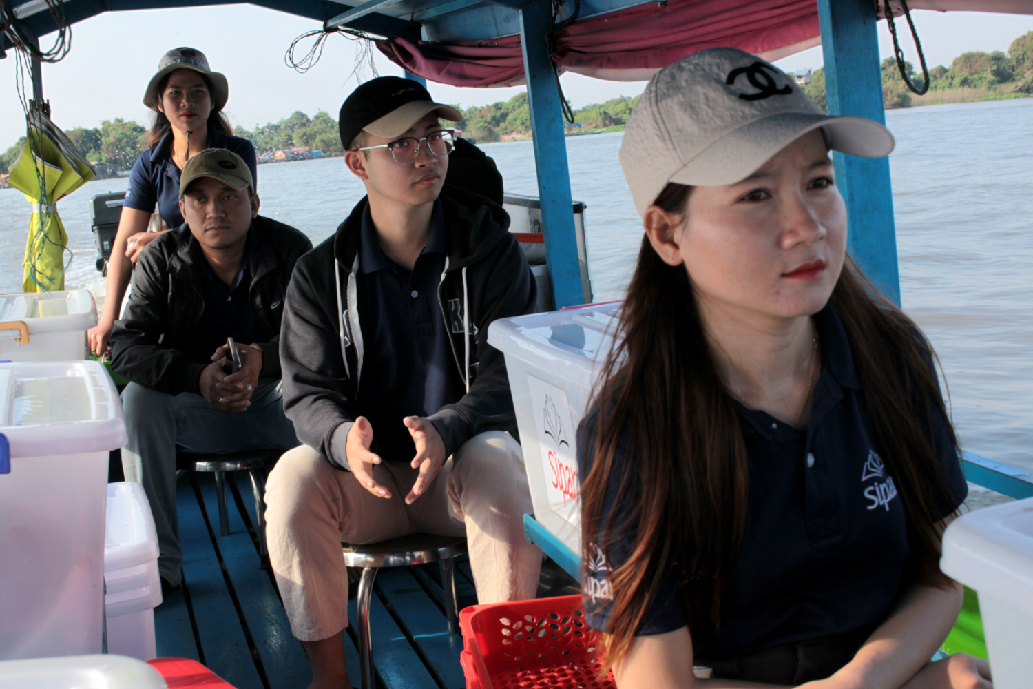 En route pour la tournée sur le lac&nbsp;! Avec, du premier au dernier plan, Navy, Li Meng, Sothearun et Sreyneang © Globe Reporters