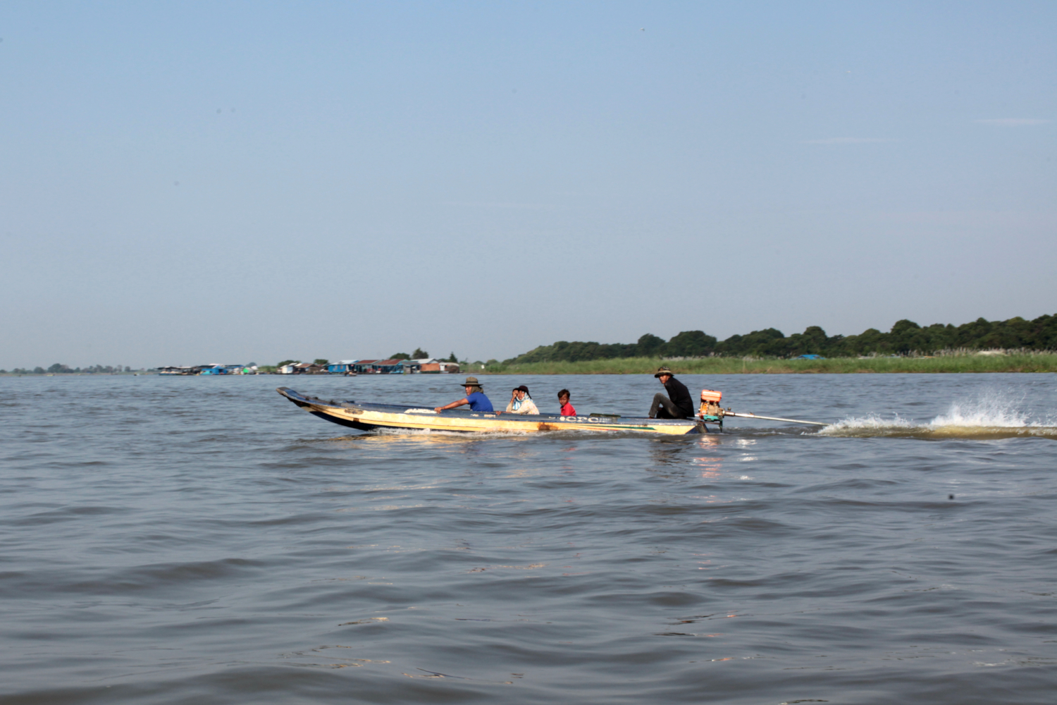 Le bateau est le seul moyen de locomotion pour les habitants des villages flottants du lac de Tonlé Sap © Globe Reporters