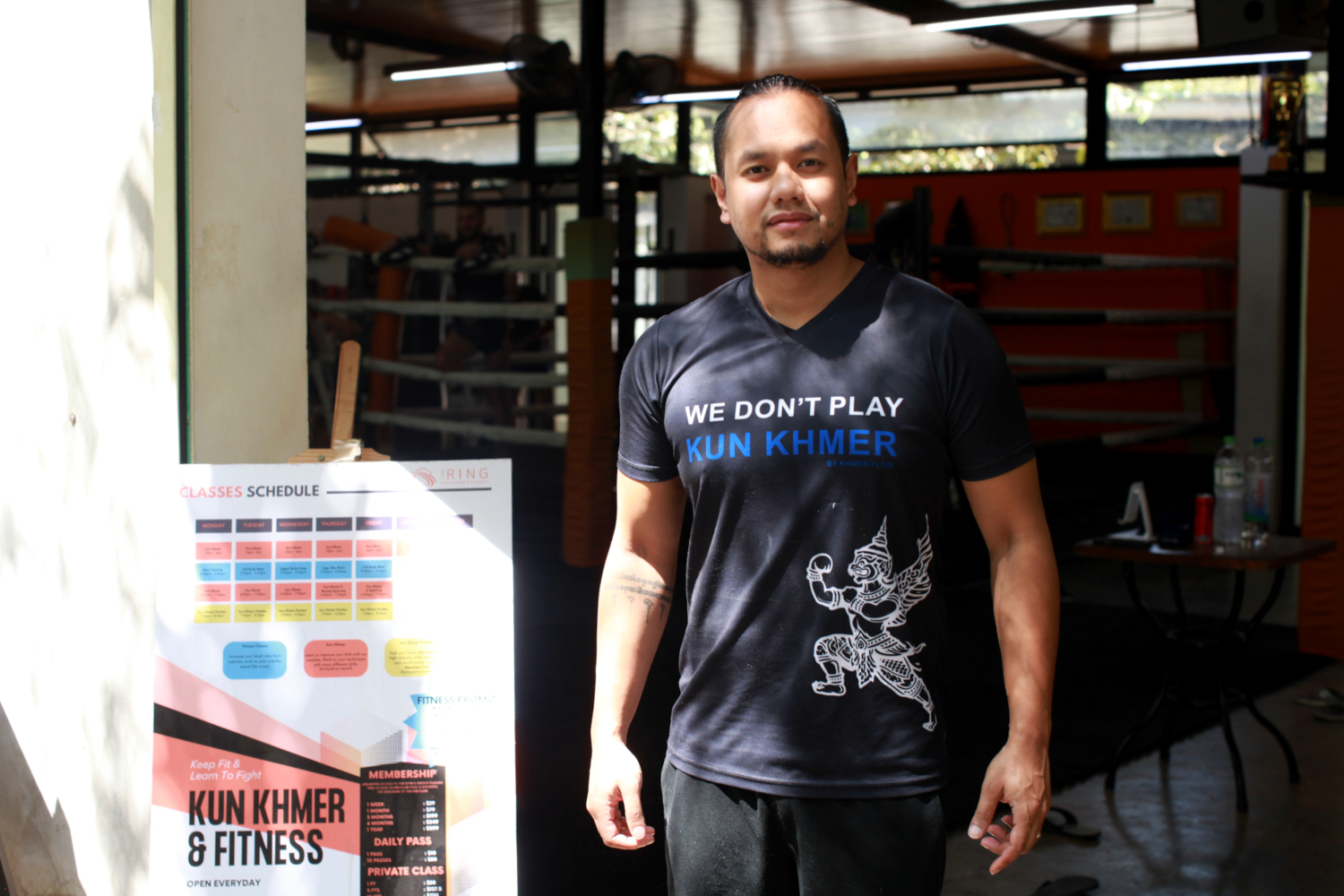 Sov Men, patron de la salle de sport «&nbsp;The Ring Kun Khmer&nbsp;» et de la marque de sportswear Khmer Flow © Globe Reporters