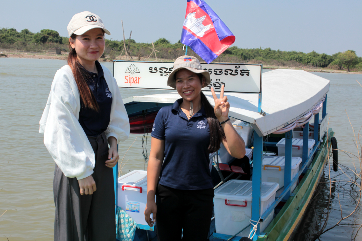 Navy et Sreyneang, les bibliothécaires du bateau bibliothèque de l’association SIPAR sur le lac de Tonlé Sap © Globe Reporters