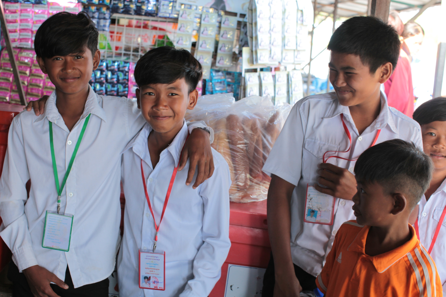 Des élèves d’un collège du lac de Tonlé Sap © Globe Reporters