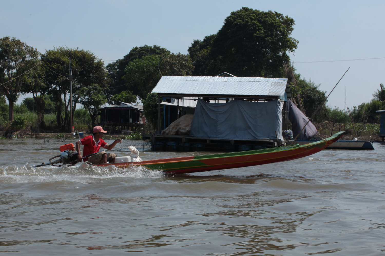Un pêcheur sur le lac de Tonlé Sap © Globe Reporters