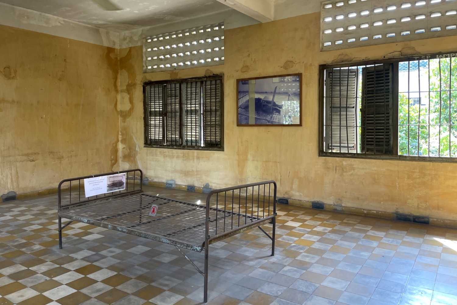 Une des salles de torture de la prison de Tuol Sleng © Globe Reporters