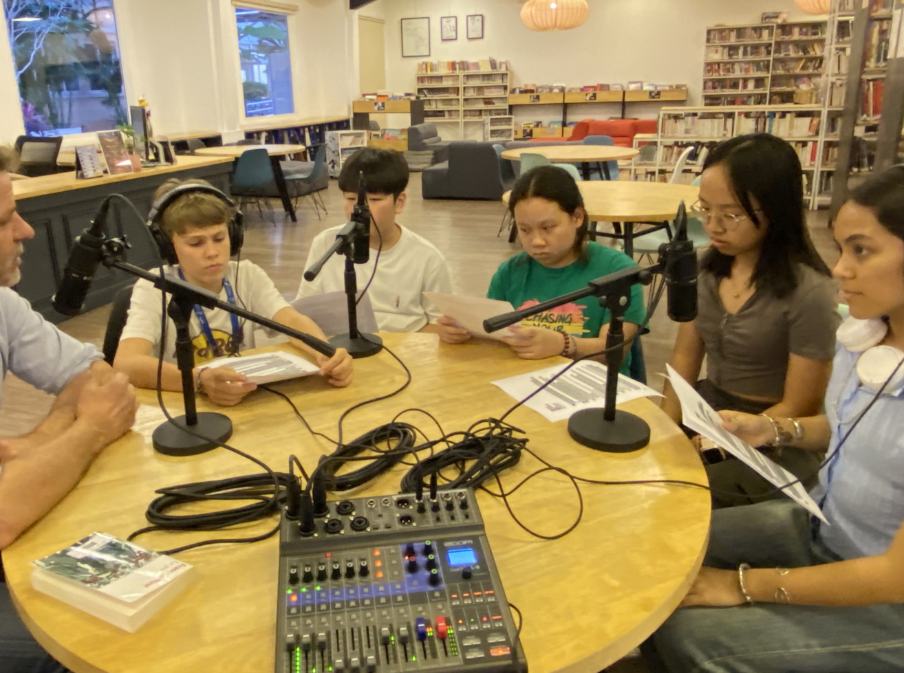 Avec les élèves du club radio du Lycée français René Descartes de Phnom Penh © Globe Reporters