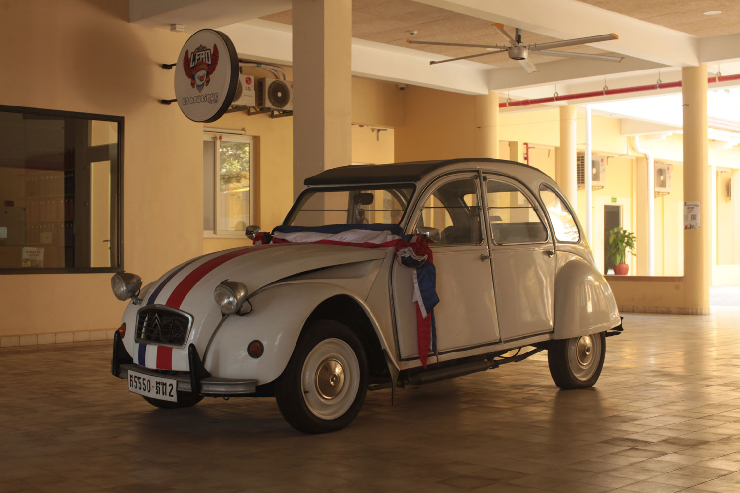 La «&nbsp;deudeuche&nbsp;» à l’entrée du lycée français René Descartes de Phnom Penh © Globe Reporters