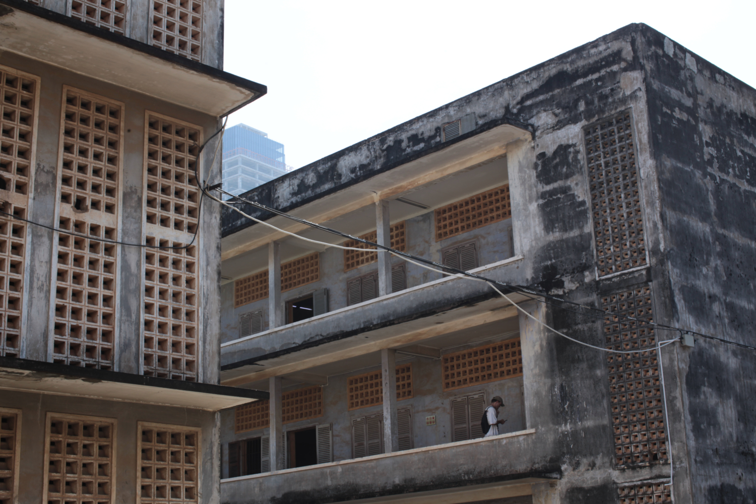 Un des bâtiments de Tuol Sleng (S21), ancienne école transformée en prison et centre de torture du régime khmer rouge © Globe Reporters