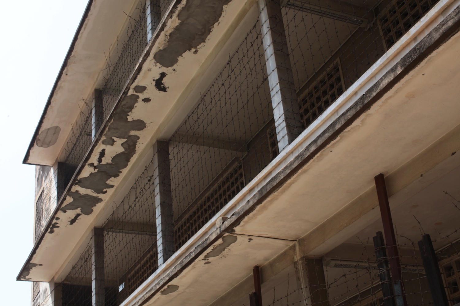 Des barbelés ont été installés pour empêcher les prisonniers de la prison de Tuol Sleng (S21) de se jeter des étages pour se suicider © Globe Reporters