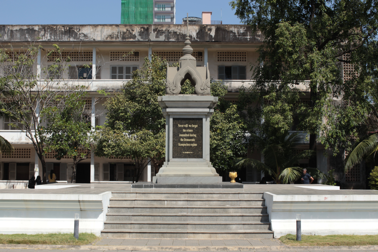 Monument commémoratif de la prison de Tuol Sleng (S21)&nbsp;: «&nbsp;Nous n’oublierons jamais les crimes commis sous le régime du Kampuchéa démocratique&nbsp;» © Globe Reporters