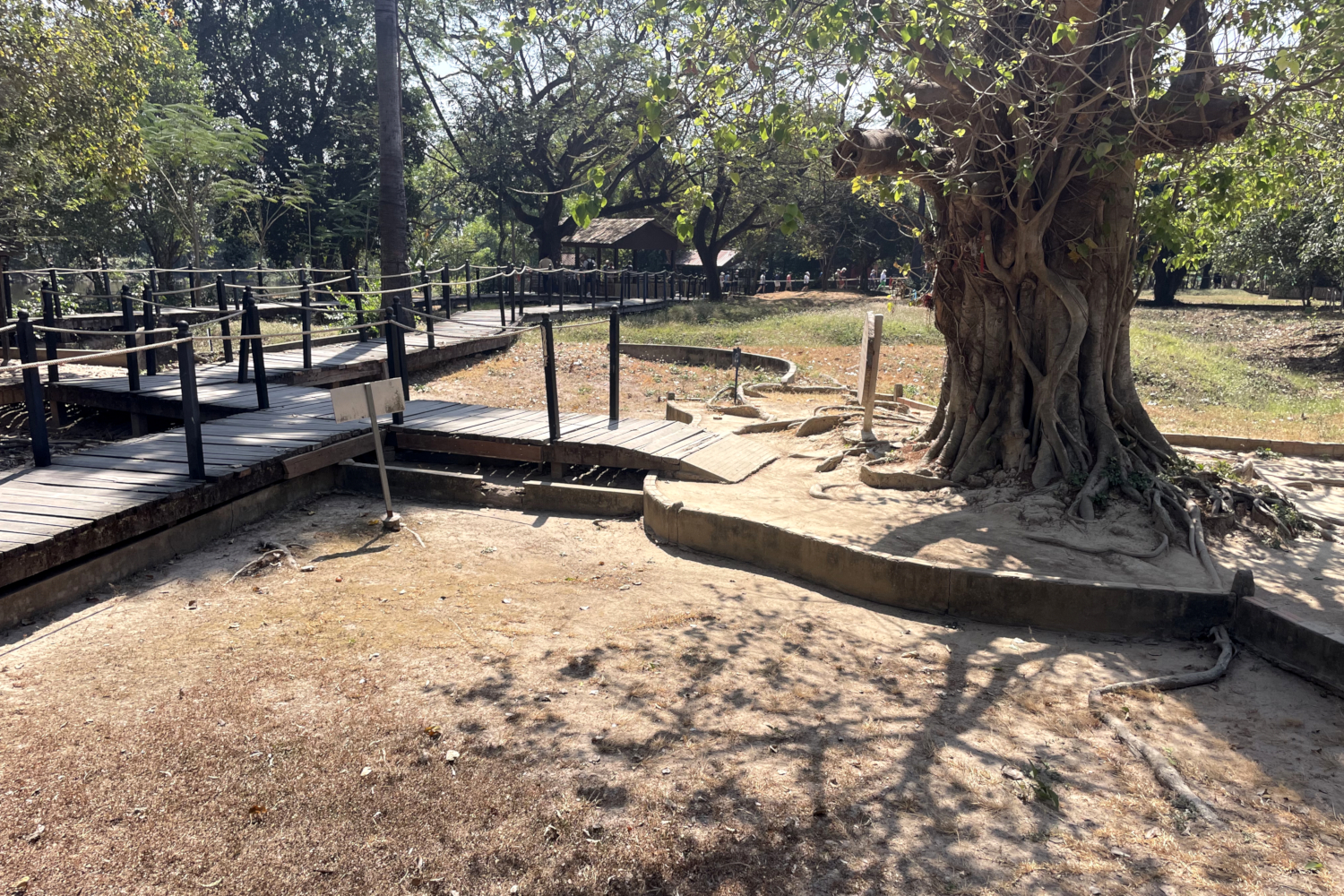 Anciennes fosses communes du site de Choeung Ek © Globe Reporters