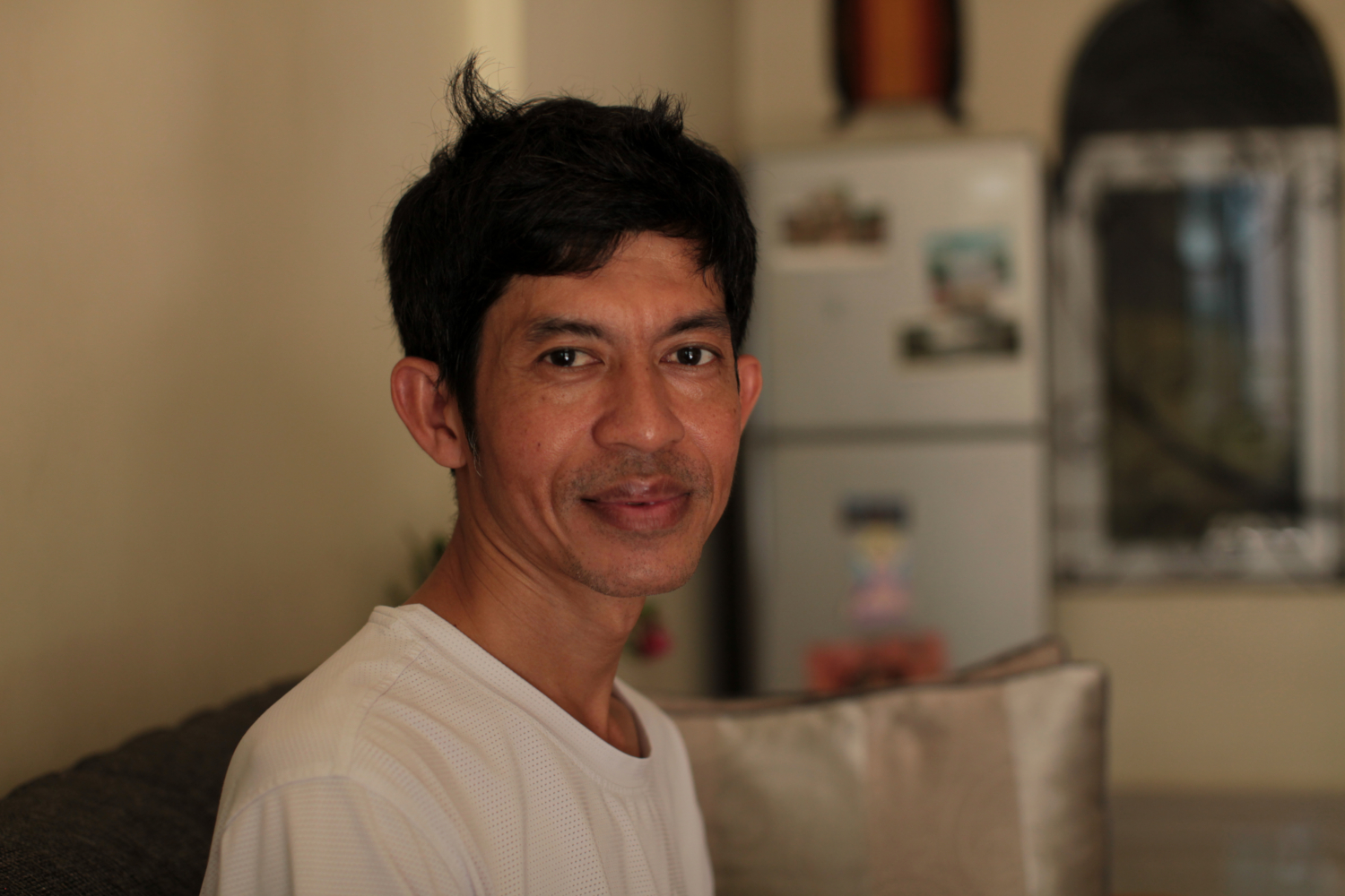 Channa dans le salon de son appartement à Phnom Penh © Globe Reporters