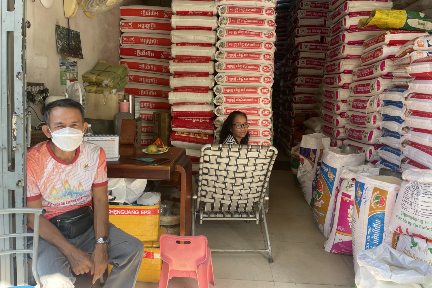 L’oncle et la tante de Channa vivent dans le même quartier et eux aussi vendent du riz © Globe Reporters