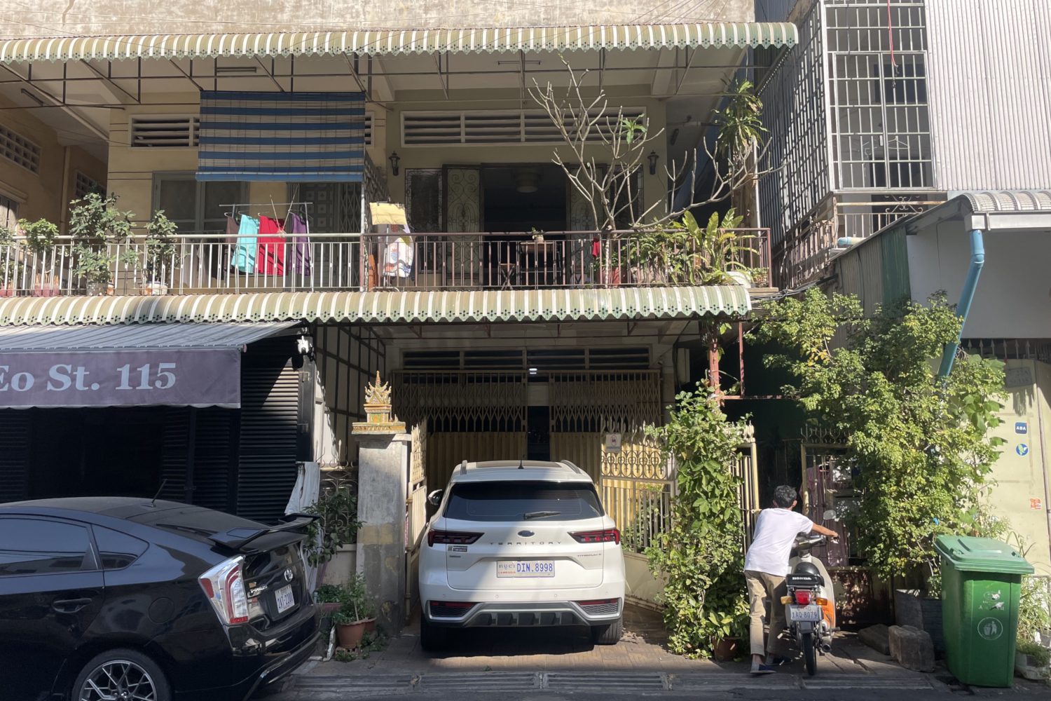 Comme beaucoup d’habitants de Phnom Penh, Channa se déplace en scooter. Son appartement est au premier étage © Globe Reporters