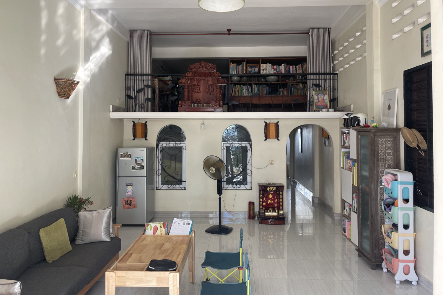 Le salon et la mezzanine de son appartement © Globe Reporters