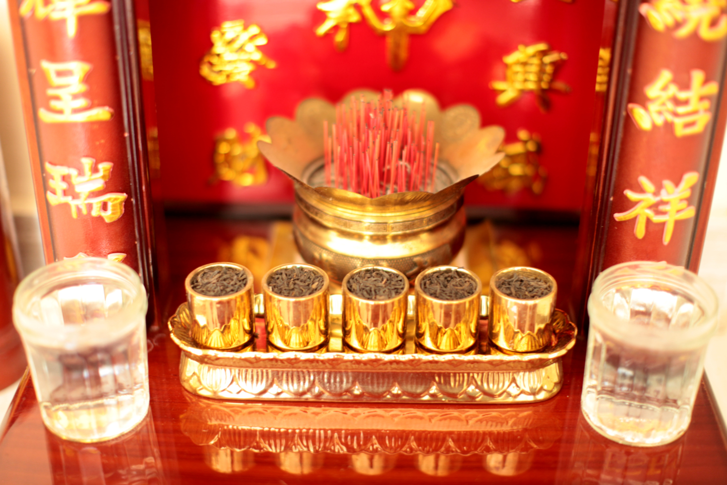 Comme la majorité des Cambodgiens, Channa est bouddhiste. Chez lui, il y a de nombreux petits autels comme celui-ci © Globe Reporters