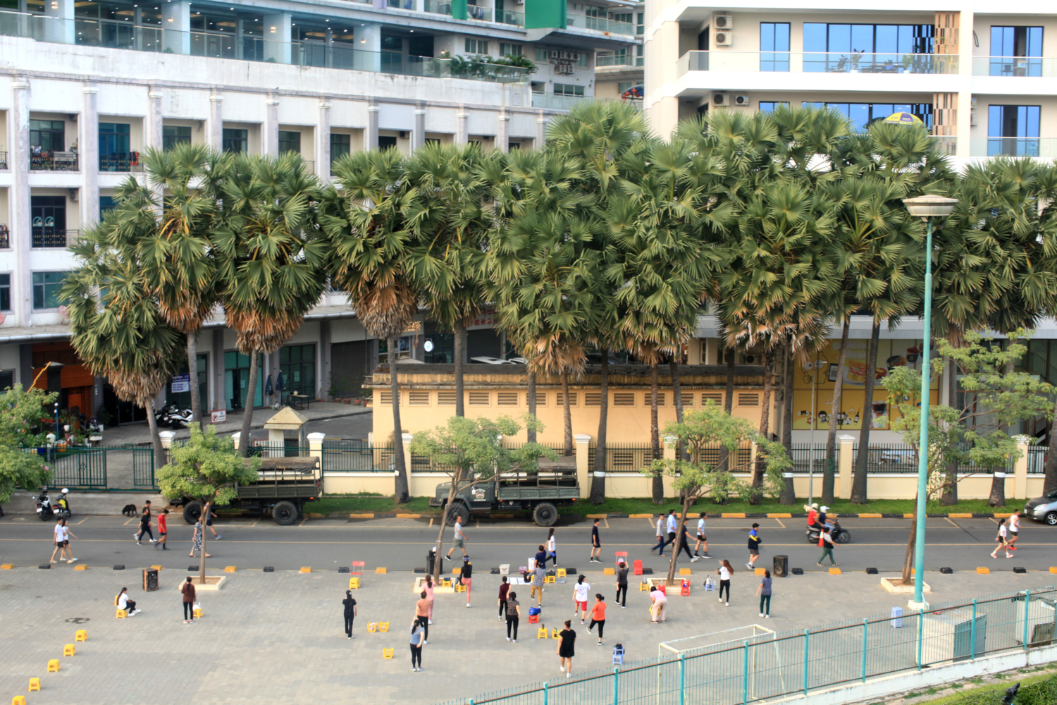Le week-end, Channa, sa femme et ses enfants se rendent souvent au Stade olympique de la ville pour faire du sport. © Globe Reporters