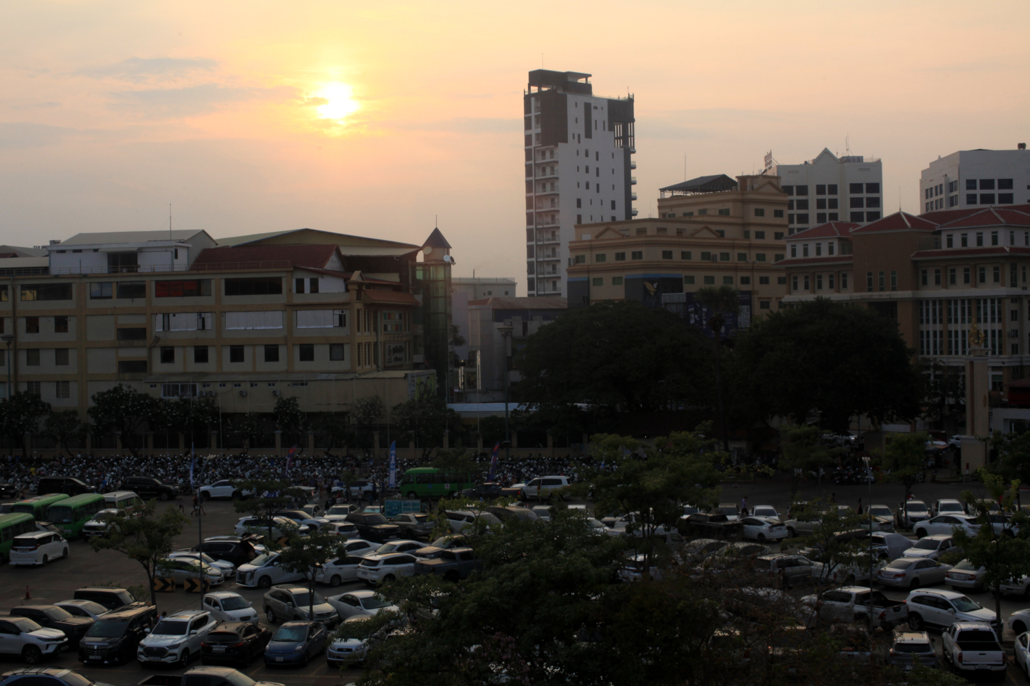 Coucher de soleil sur le parking du Stade olympique de Phnom Penh © Globe Reporters © Globe Reporters