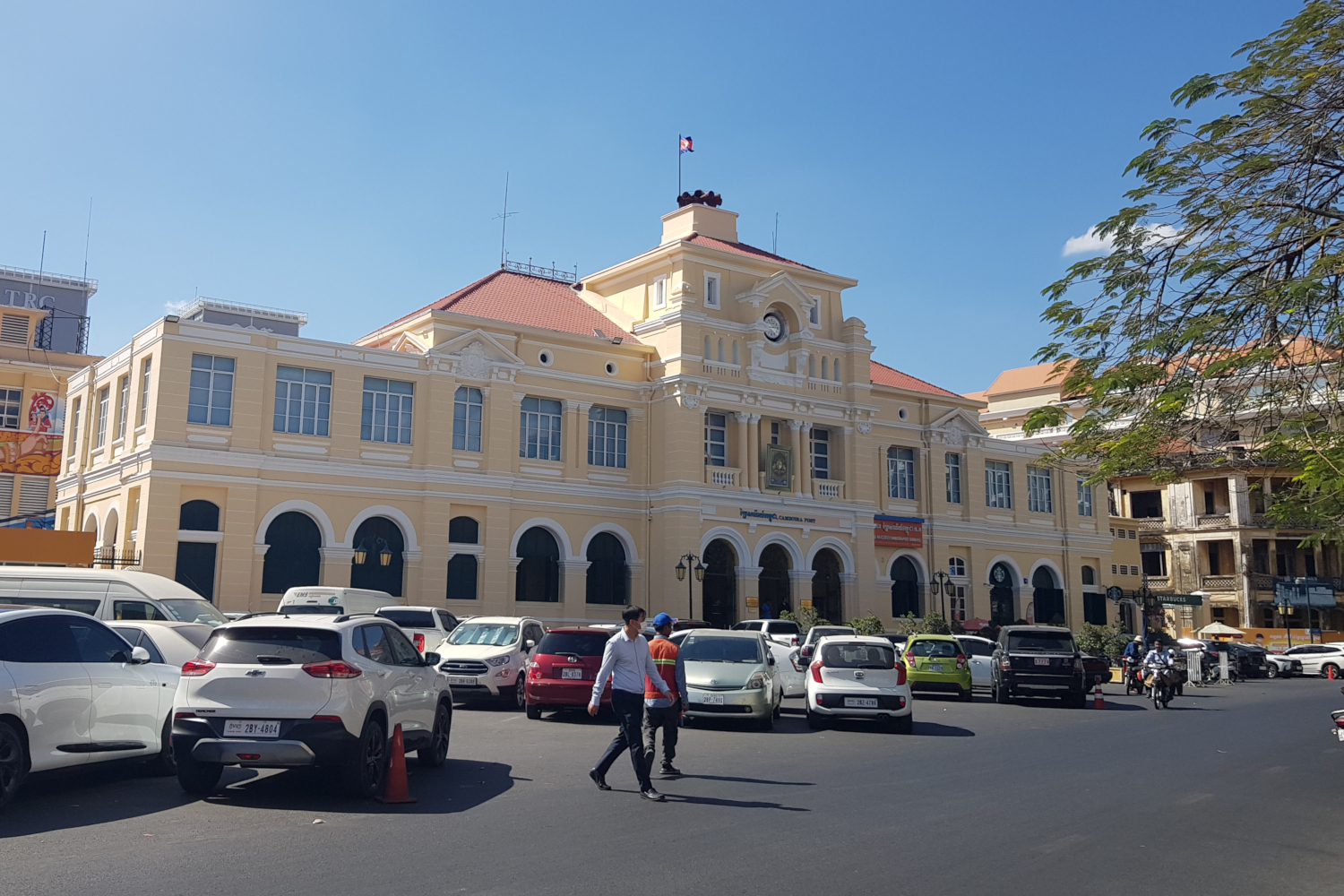 La poste de Phnom Penh, construite en 1890, adopte un style néo-classique typique de l’architecture coloniale française © Globe Reporters