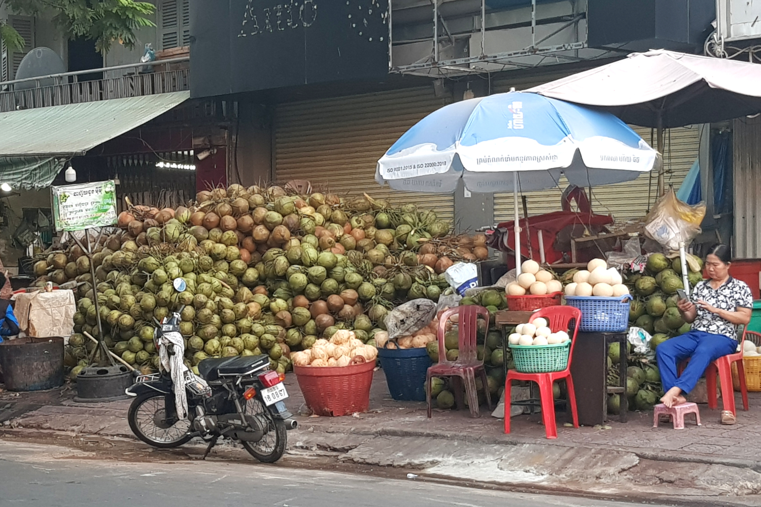 Vendeuse de noix de coco dans une rue de Phnom Penh © Globe Reporters