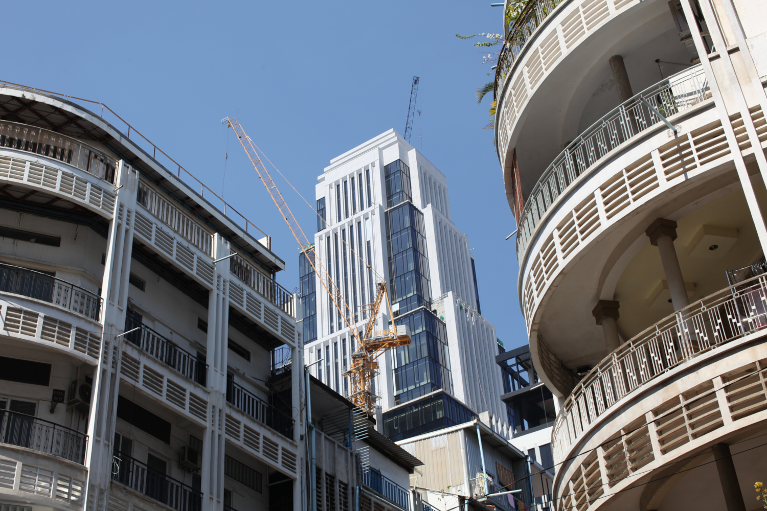 Grands immeubles modernes et architecture coloniale dans le centre de Phnom Penh © Globe Reporters