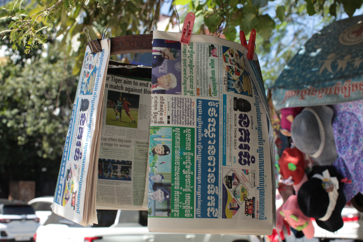 Vente de journaux dans la rue à Phnom Penh. Dans le classement 2025 de Reporters sans frontières (RSF), le Cambodge occupe la 161ᵉ place sur 180 pays © Globe Reporters