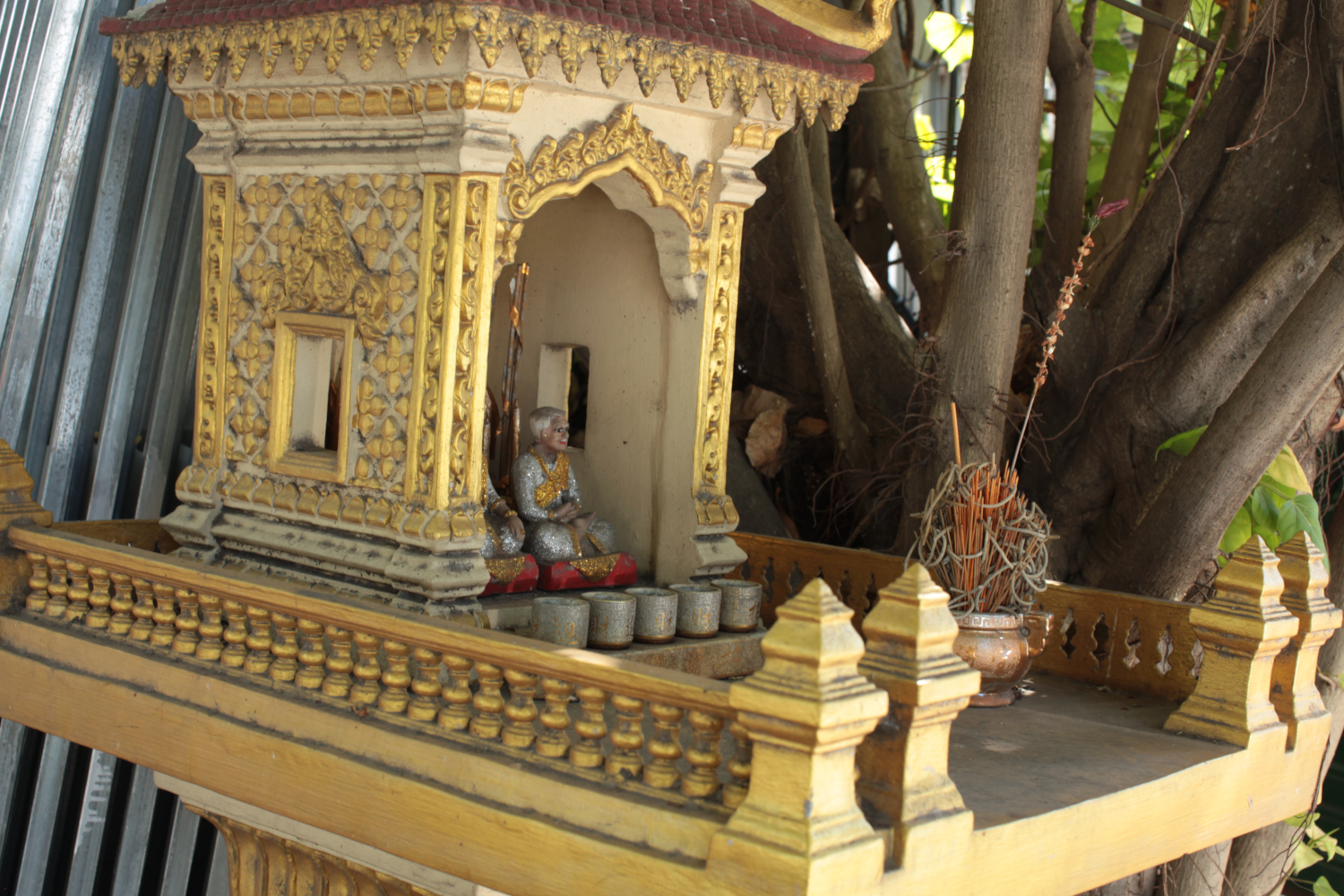 «&nbsp;neak ta&nbsp;» ou «&nbsp;kantrop&nbsp;» en khmer, sanctuaires dédiés aux esprits gardiens ancestraux et aux divinités locales que l’on trouve aux coins des rues à Phnom Penh © Globe Reporters