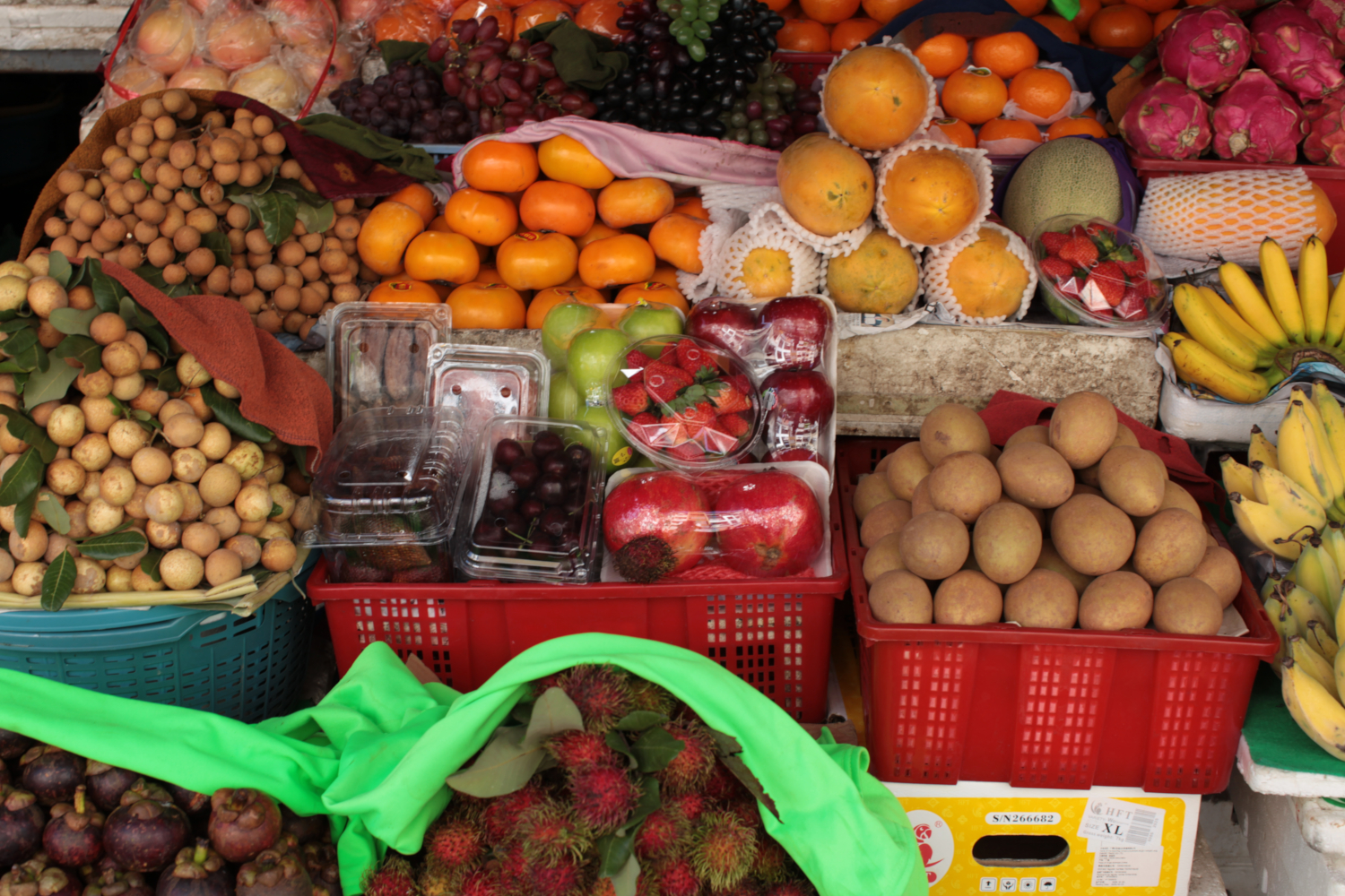 Étal de fruits dans les rues de Phnom Penh © Globe Reporters