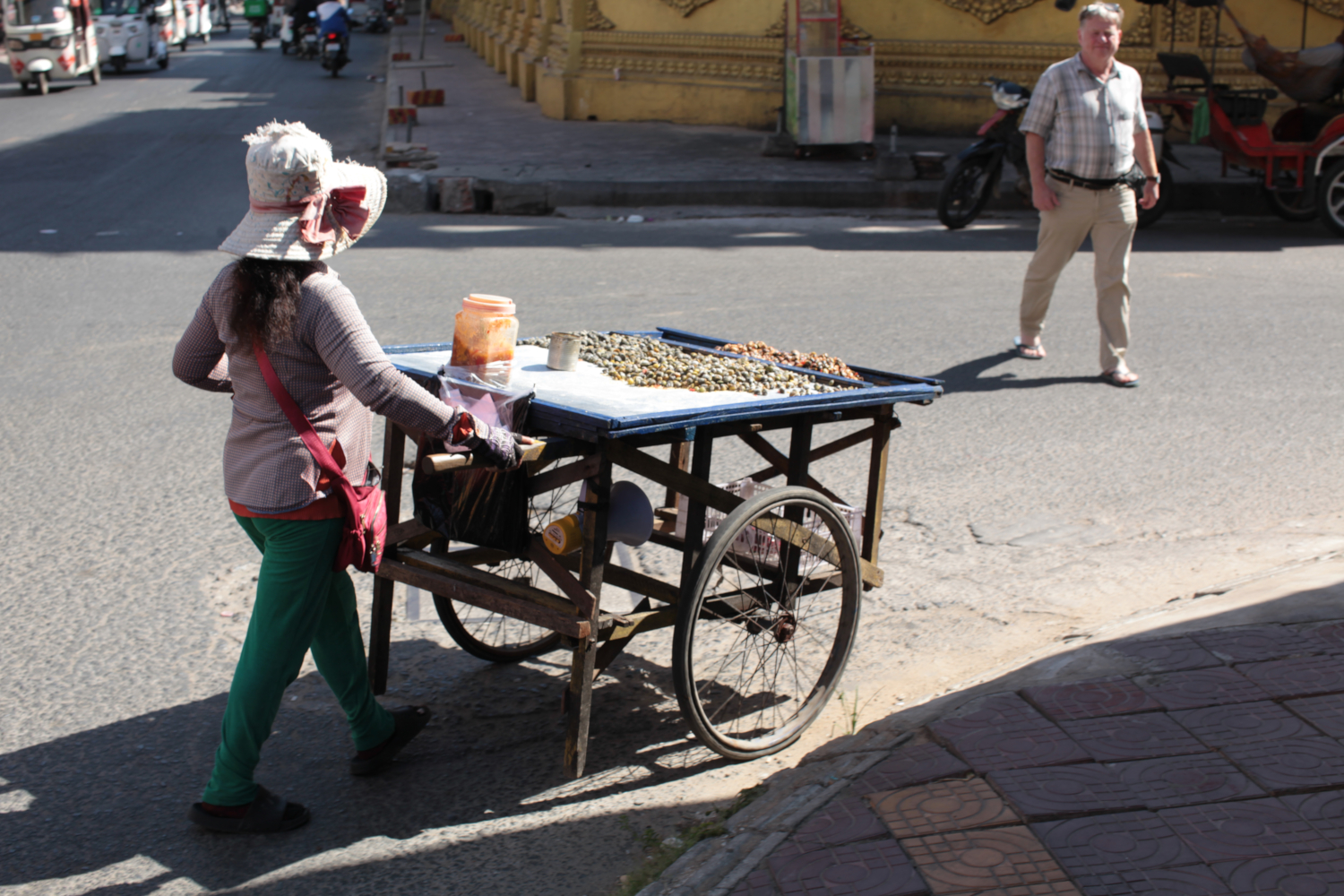 Vendeuse ambulante de coquillages (palourdes d’eau douce) dans une rue de Phnom Penh. Une pratique typique de l’économie informelle cambodgienne, où les femmes représentent environ 75% des vendeurs de rue © Globe Reporters