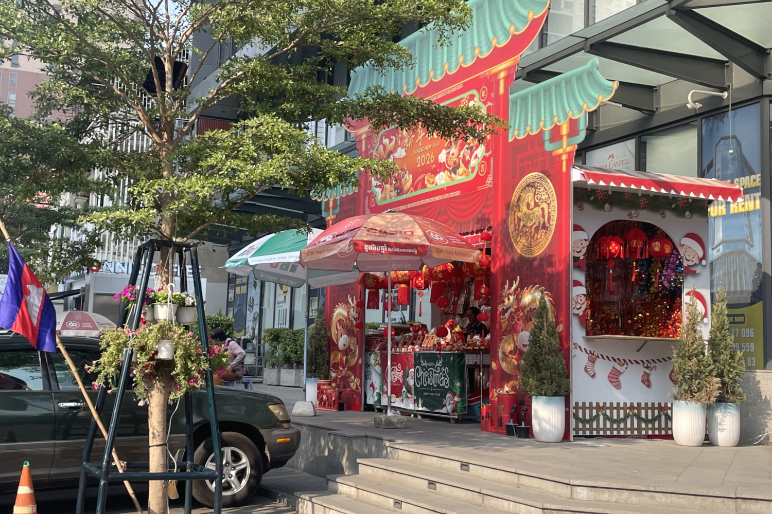 Magasin éphémère d’articles en vue du Nouvel An chinois dans une rue de Phnom Penh © Globe Reporters