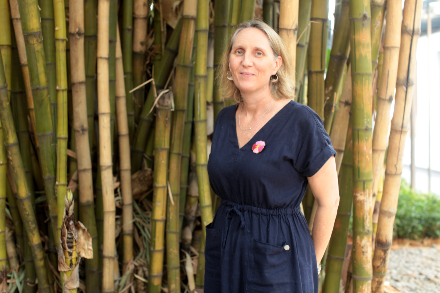 Élodie WYNAR dans le jardin de l’Institut français de Phnom Penh © Globe Reporters