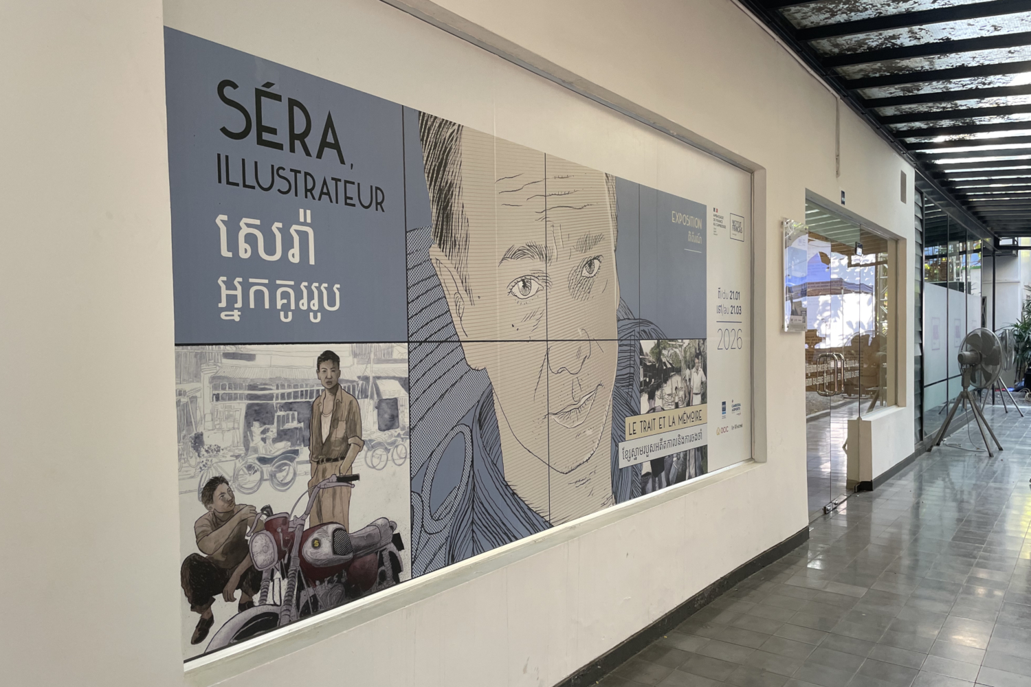 L’Institut français organise régulièrement des expositions. En ce début d’année 2026, le dessinateur et auteur de bandes dessinées franco-cambodgien est à l’honneur. Fils d’un père cambodgien et d’une mère française, il fuit le Cambodge en 1975 à 14 ans à cause des Khmers rouges et s’installe en France. Sa dernière BD, Concombres amers, est inspirée de son expérience vécue entre 1969 et 1975 avant sa fuite du Cambodge © Globe Reporters