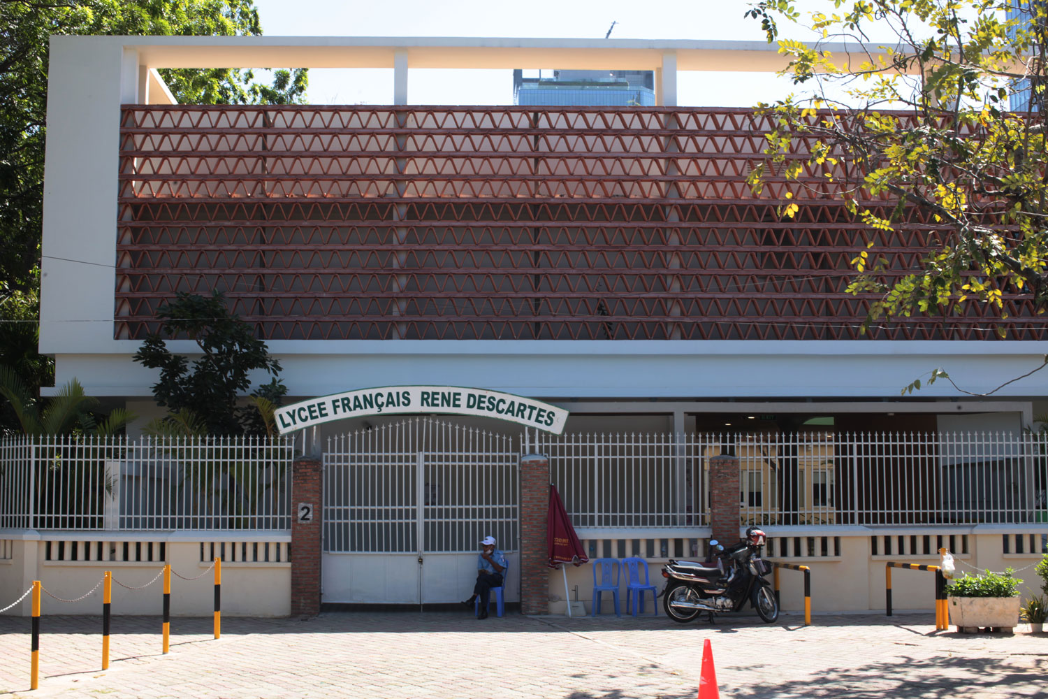 Entrée du lycée français de Phnom Penh © Globe Reporters