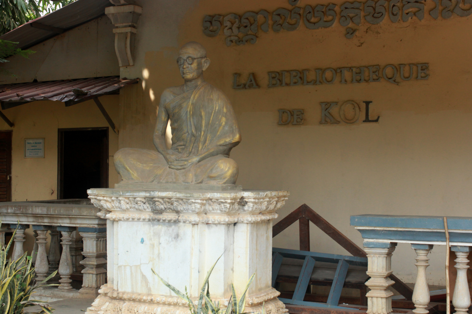 Au refuge Kol, la statue de Chuon Nath (1883-1969), moine bouddhiste cambodgien est reconnu pour ses contributions majeures à la langue khmère moderne, notamment la compilation du premier dictionnaire khmer en 1938 © Globe Reporters